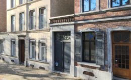 Entrée de l’immeuble de kots et studios, rue Grafé à Namur