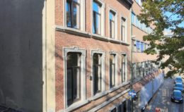 Façade en briques et pierre de l’immeuble de kots, quartier universitaire de Namur